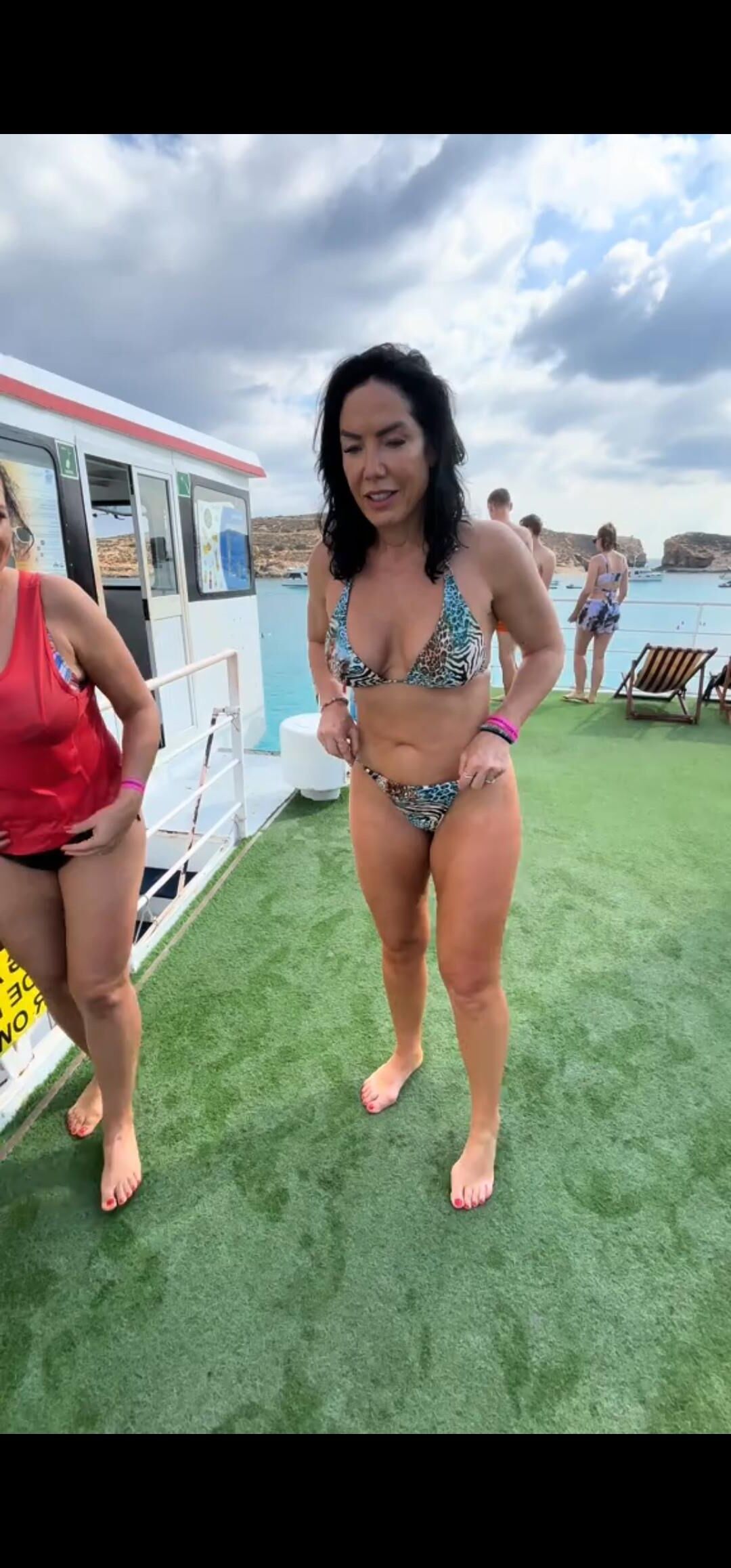 Gilf Ness é perfeita para o brinquedo Gangbang para jovens rapazes