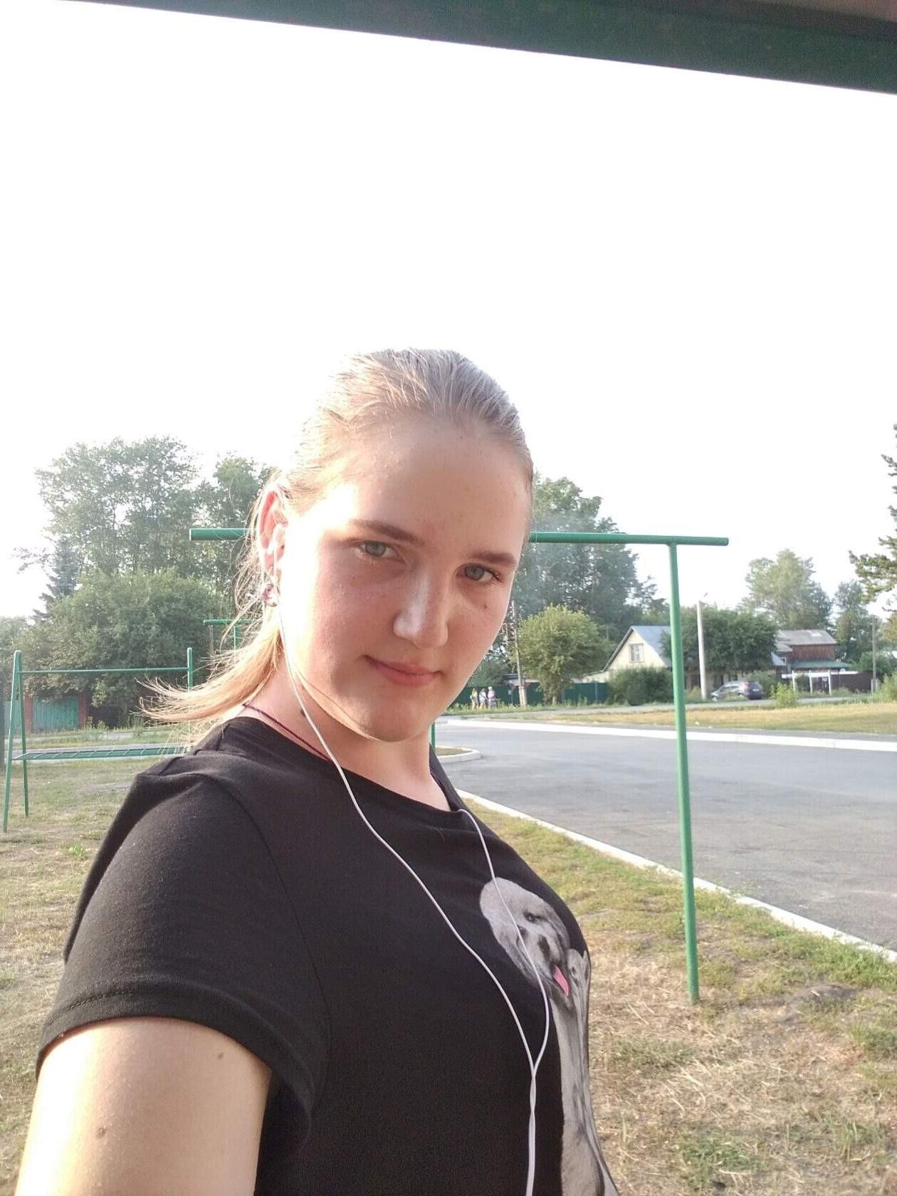 Ishyn出身の若いロシアのDashaは、成熟の最初のステップ