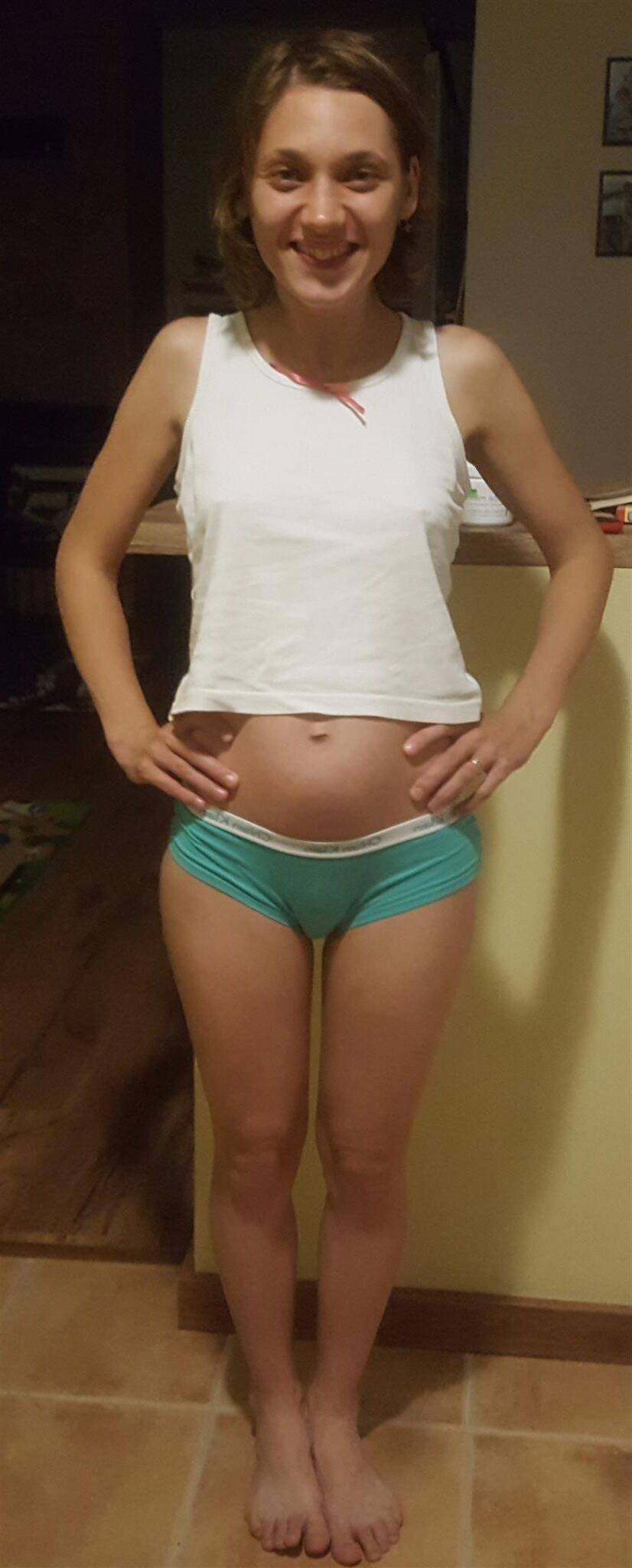 Polaco flaco maja en ropa interior verde