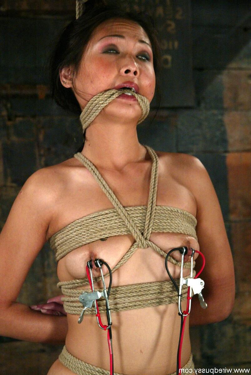 Modelo de Bondage Nyomi Zen
