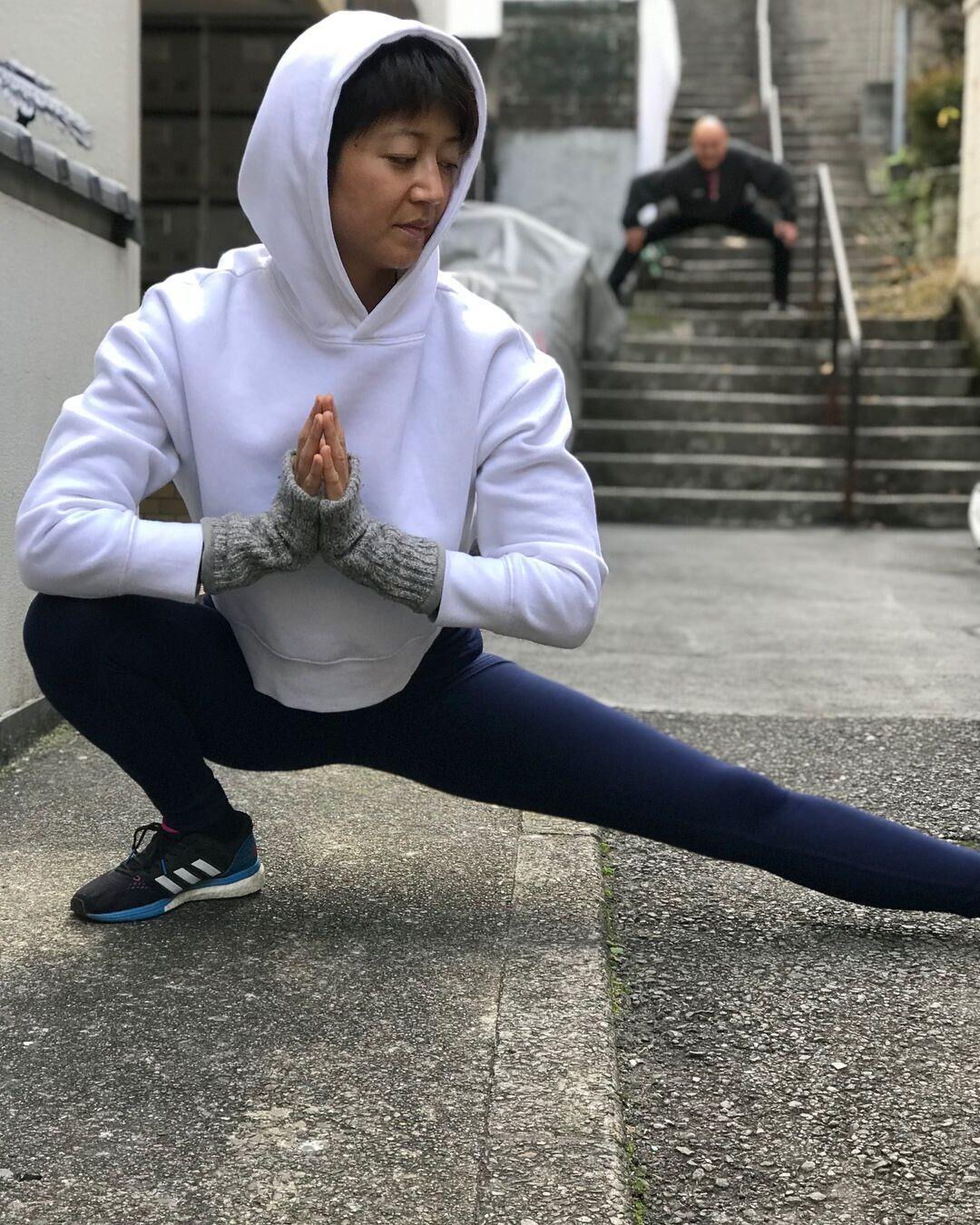 Poses de niña coreana de pelo corto