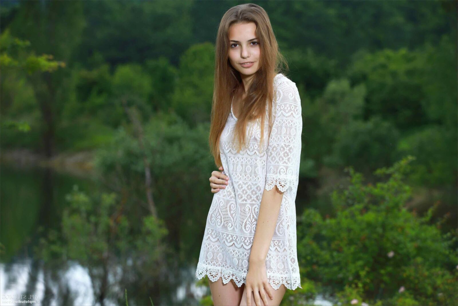 Mplstudios Elle собирает цветы
