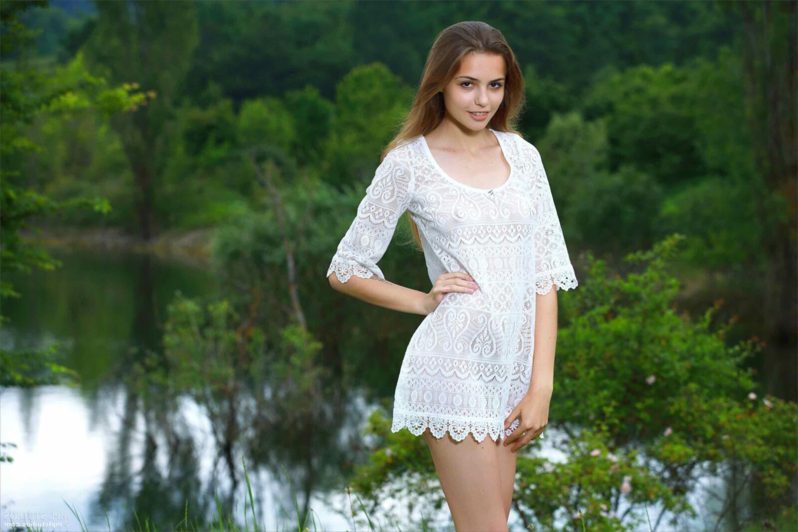 Mplstudios Elle собирает цветы