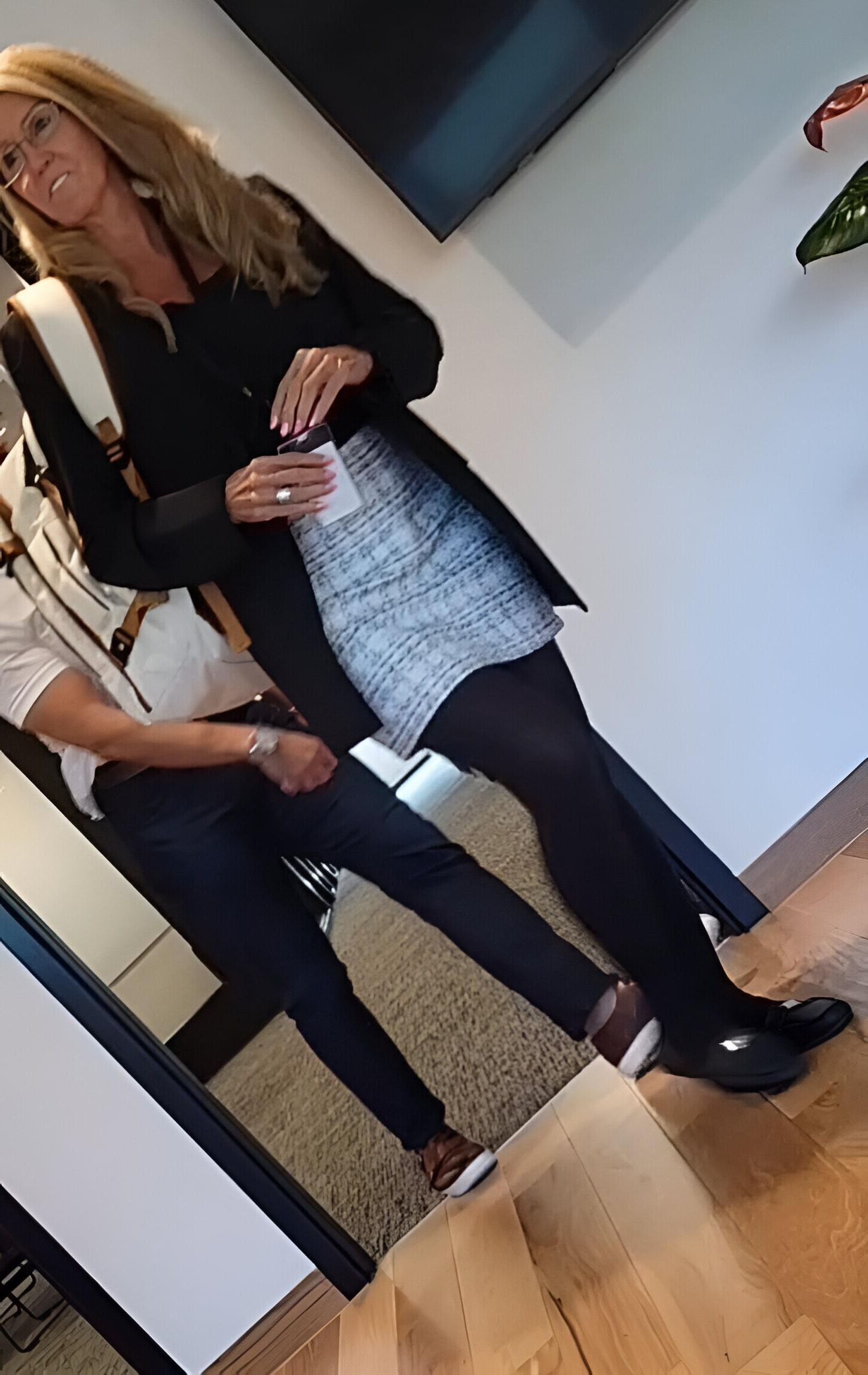 Collants blonds milf dans mon bureau (candide)