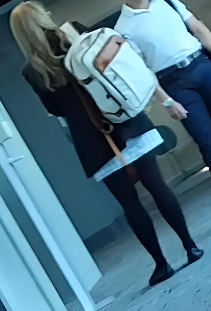 Collants blonds milf dans mon bureau (candide)