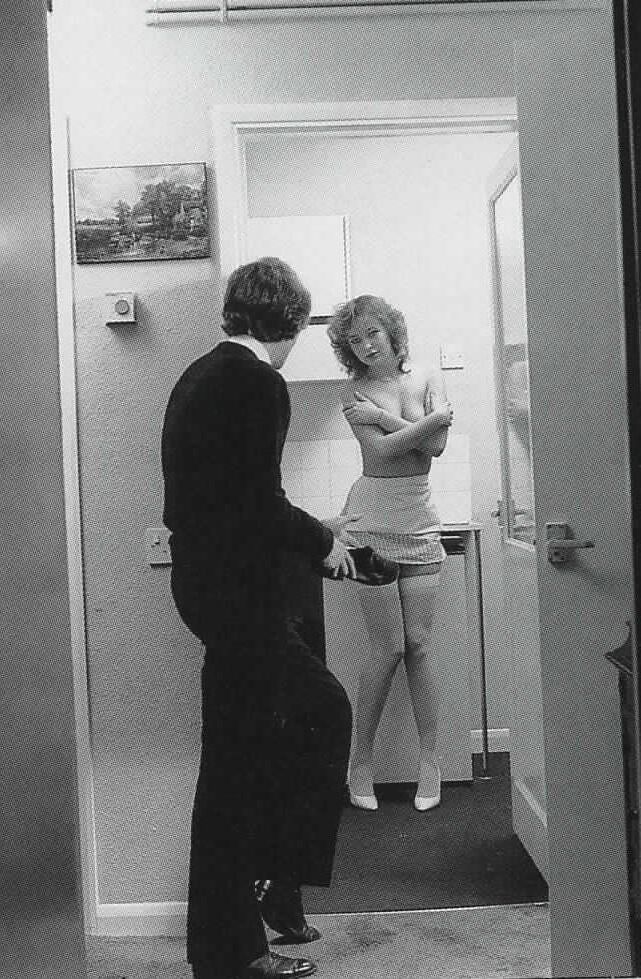 Retro Spanking blushes define o pagamento para trás