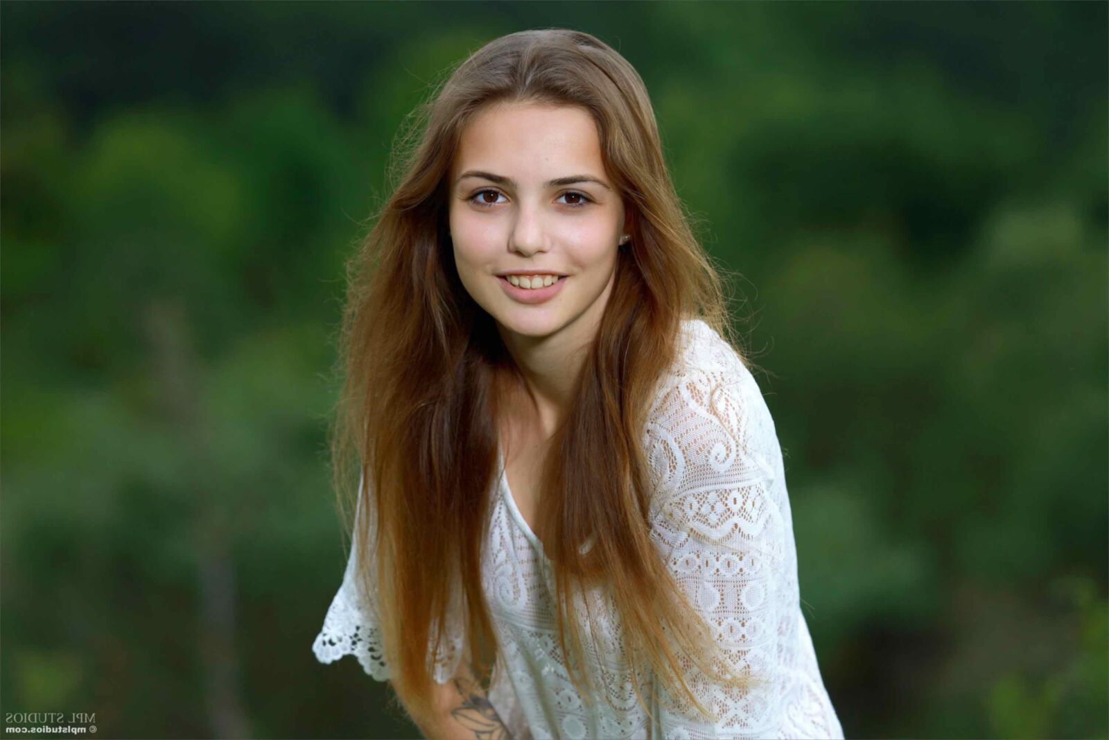 Mplstudios Elle собирает цветы