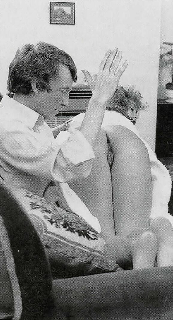 Retro Spanking blushes define o pagamento para trás