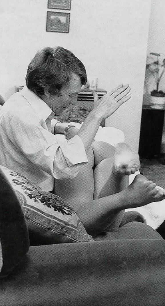 Retro Spanking blushes define o pagamento para trás