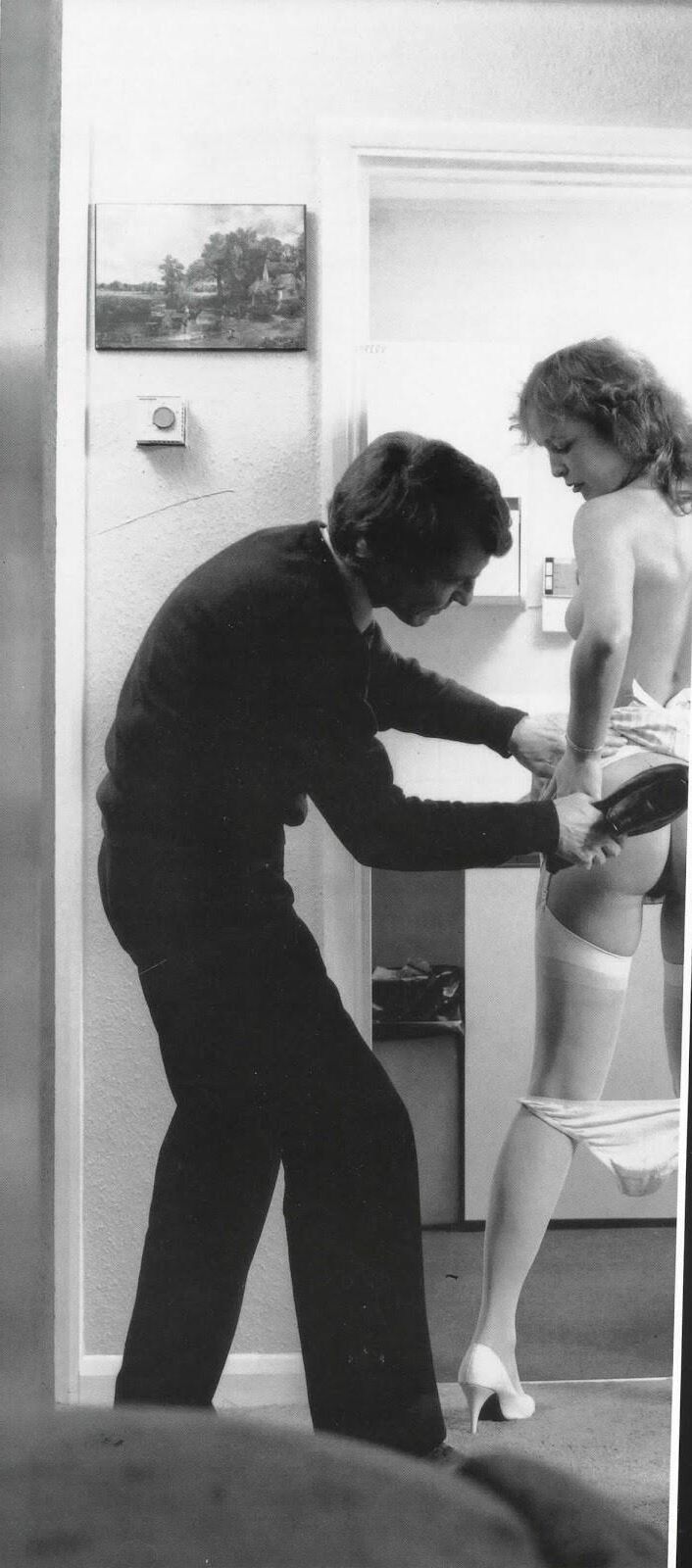 Retro Spanking blushes define o pagamento para trás