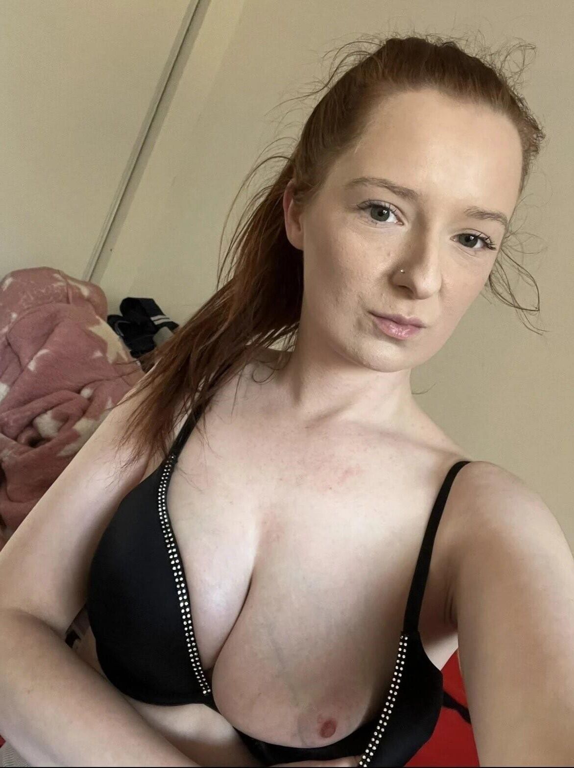 Petite pelirroja tetona al lado Shannen Smith