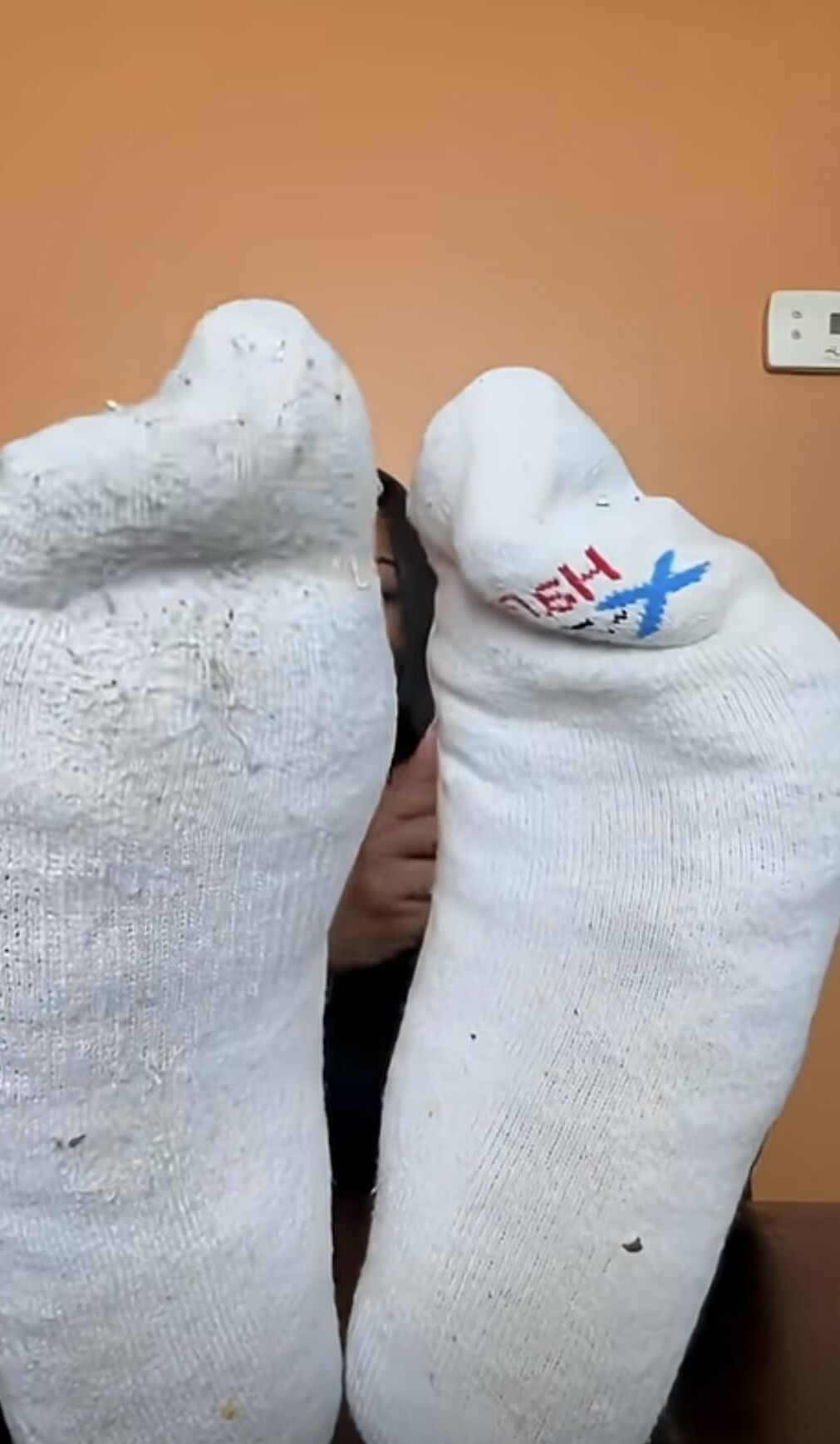 P Черная сука обнажает для вас ее потные подошвы носков