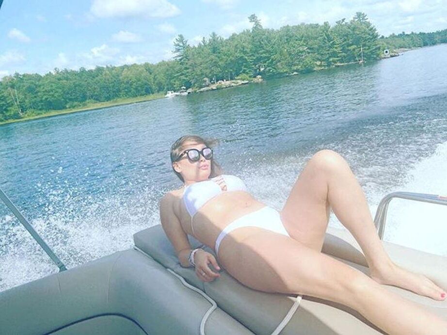 Jessie Bikini adolescente stripper mais biquínis