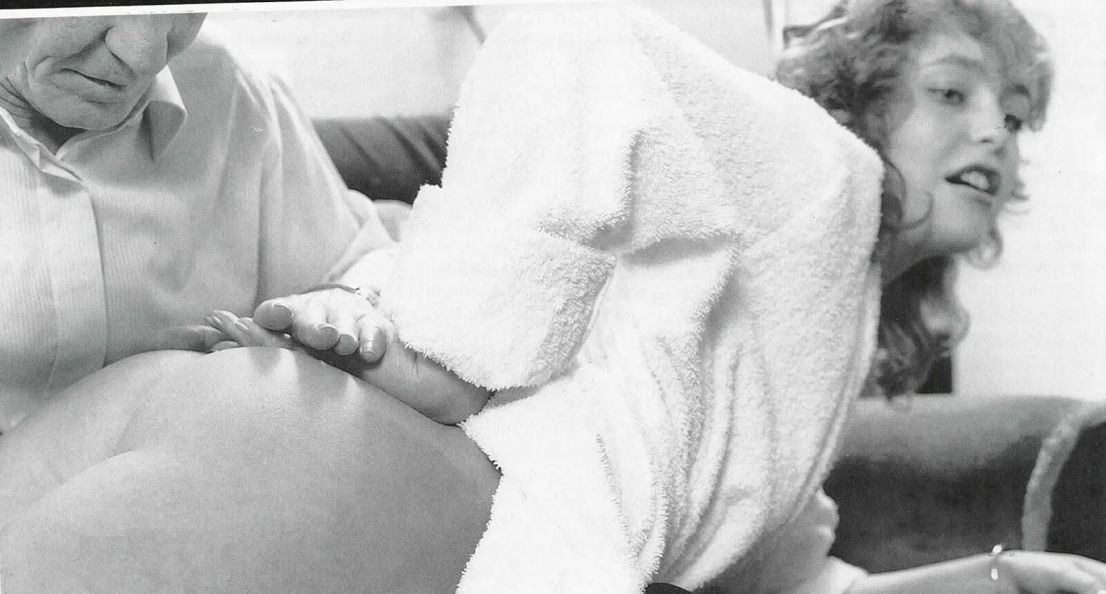Retro Spanking blushes define o pagamento para trás