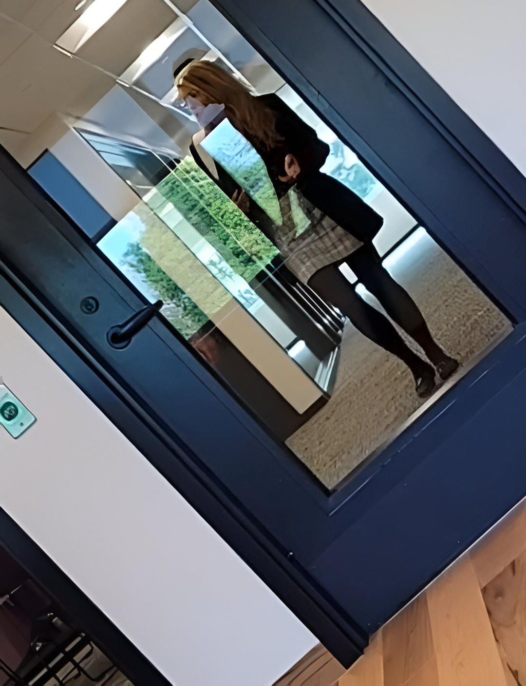 Collants blonds milf dans mon bureau (candide)