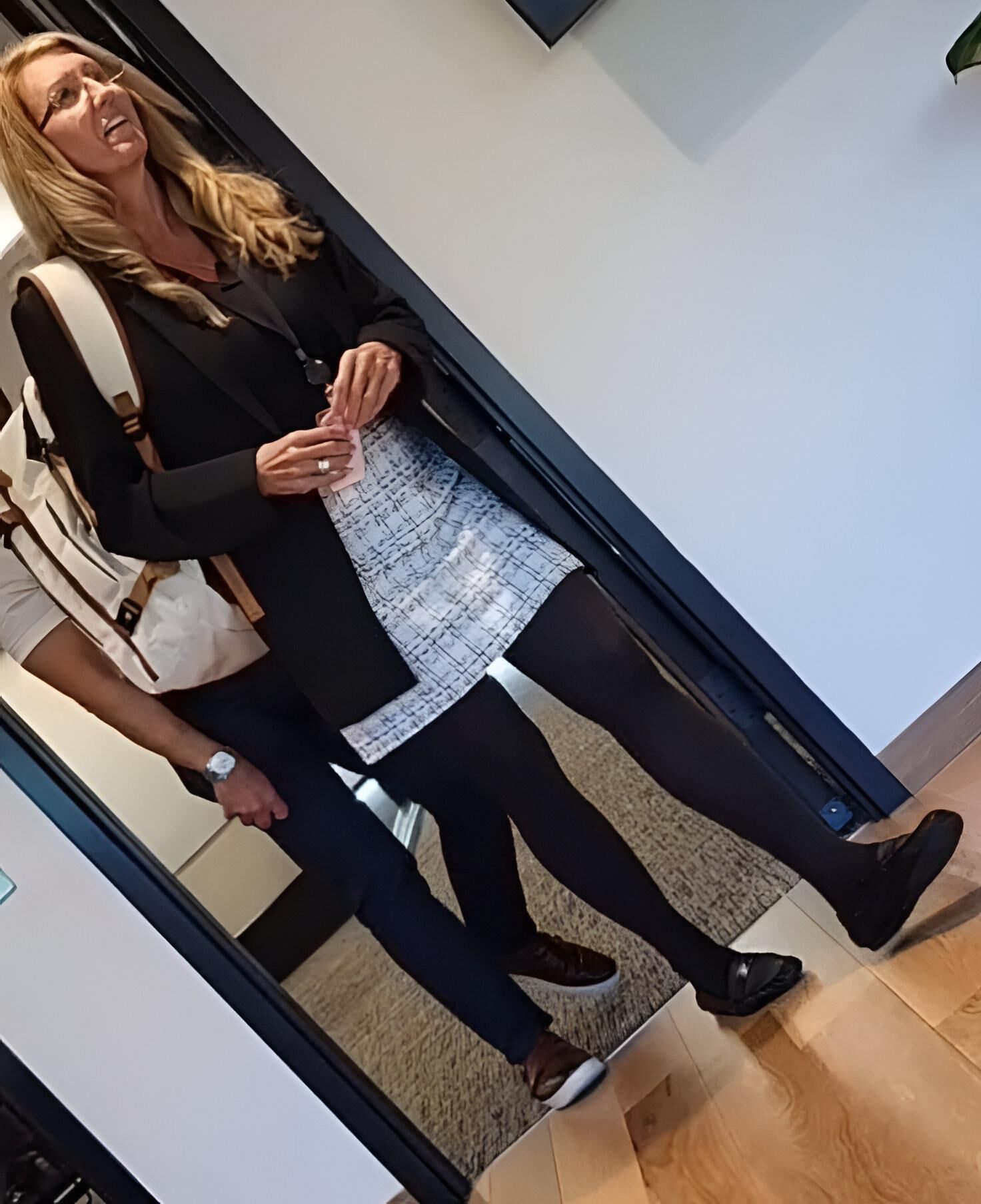 Collants blonds milf dans mon bureau (candide)