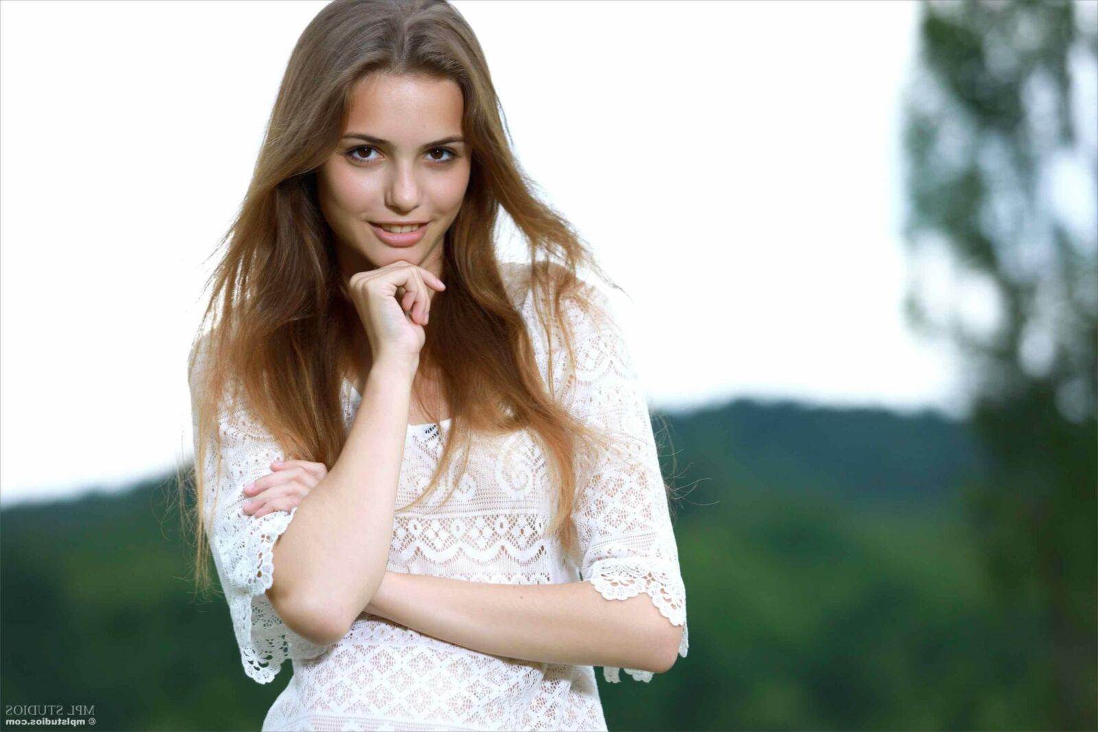 Mplstudios Elle собирает цветы