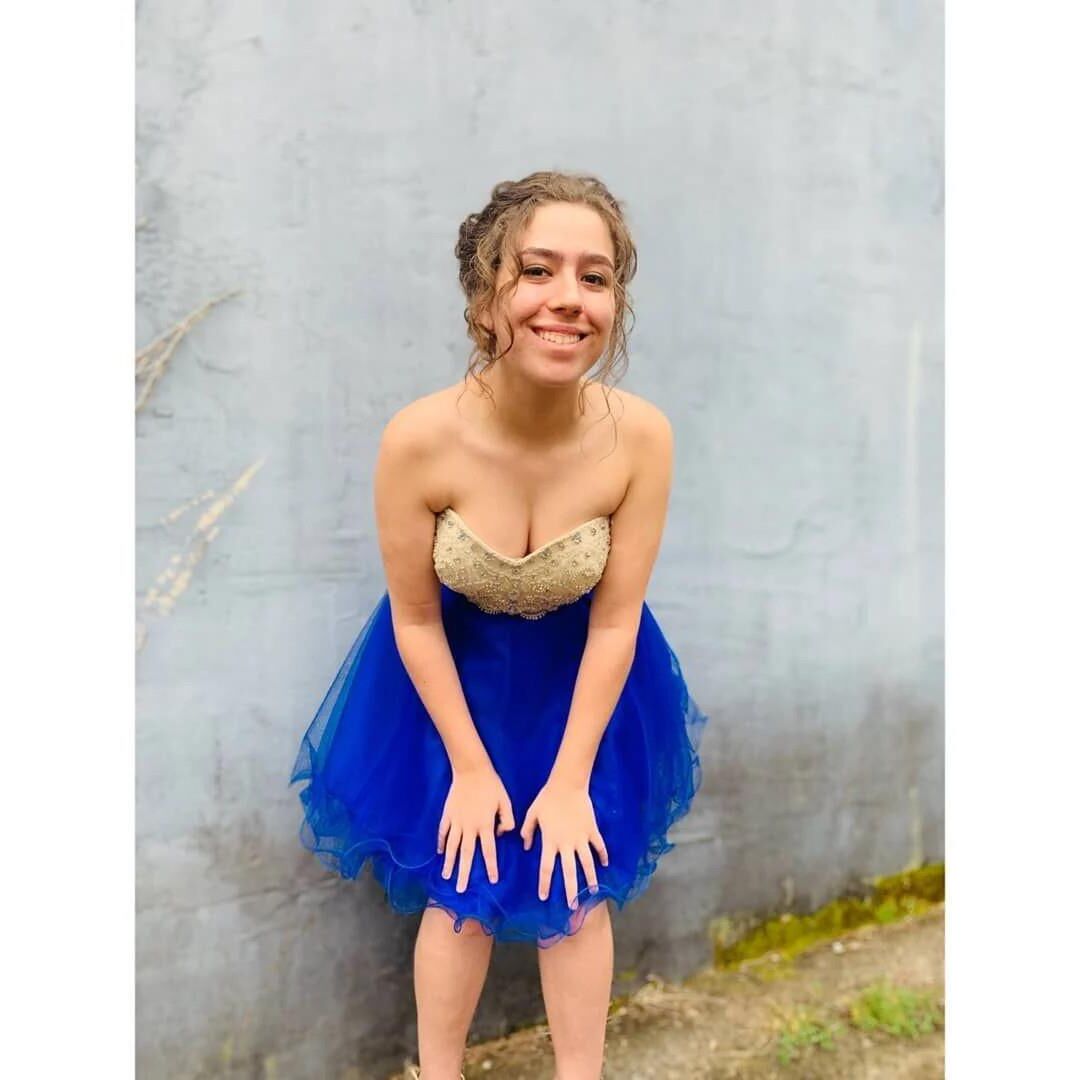 yo americana puta a Haley me encantaría montar/follar hombres y caballos