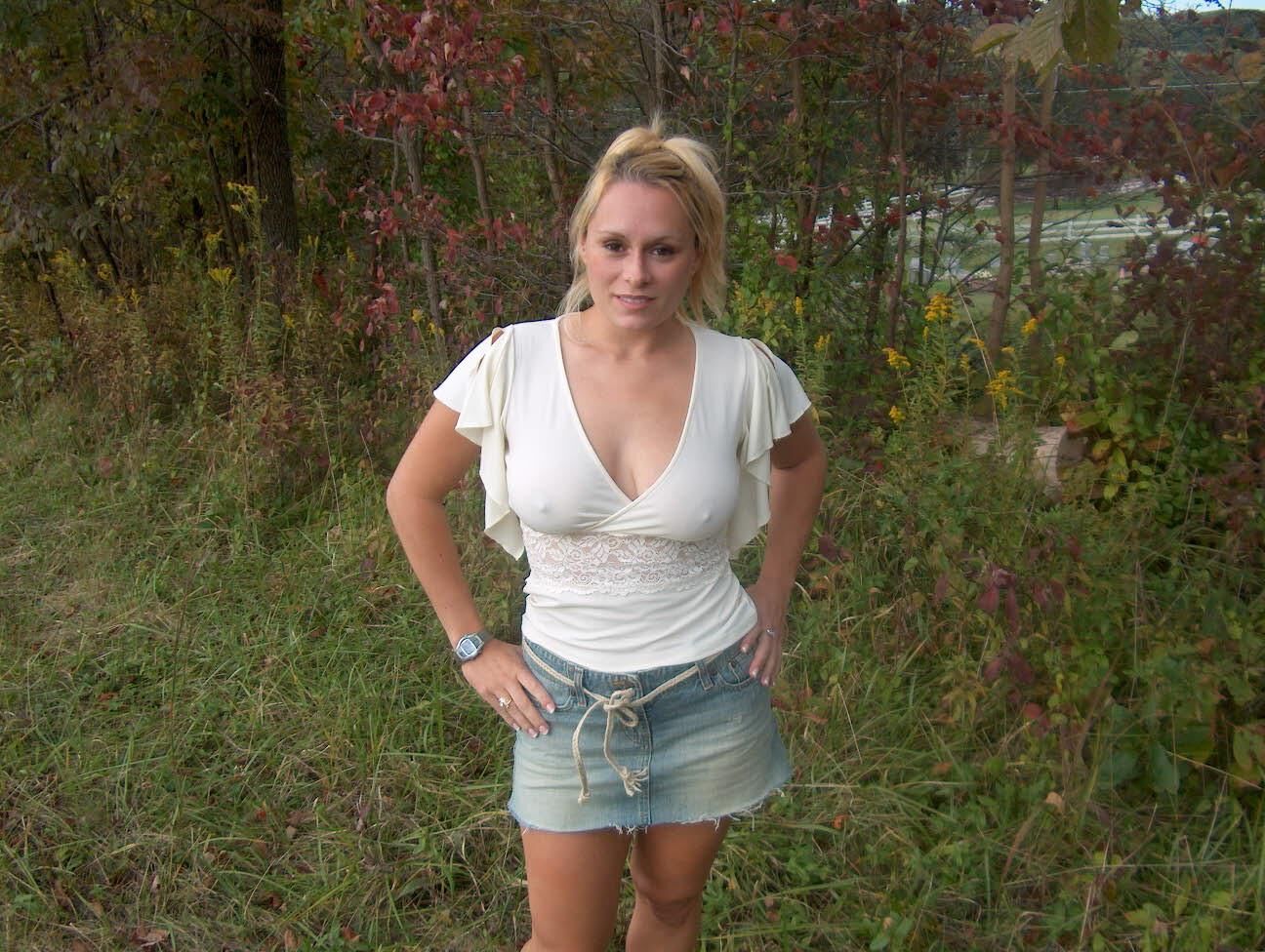 Rubia rubia desnuda en el país