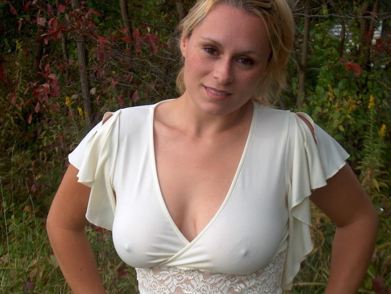 Rubia rubia desnuda en el país