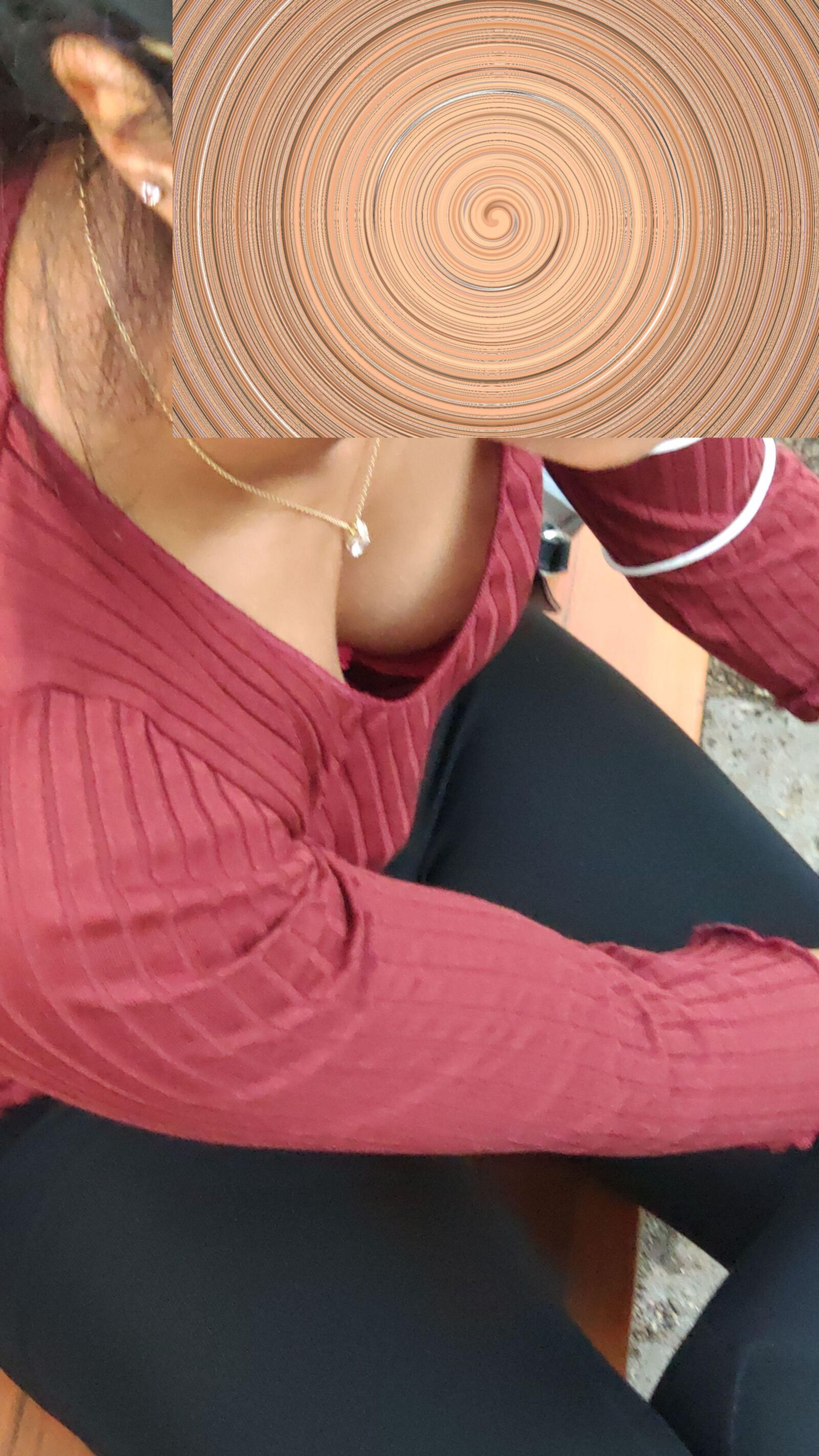 FuckToy выставляю напоказ свои сиськи на каблуках с леггинсами