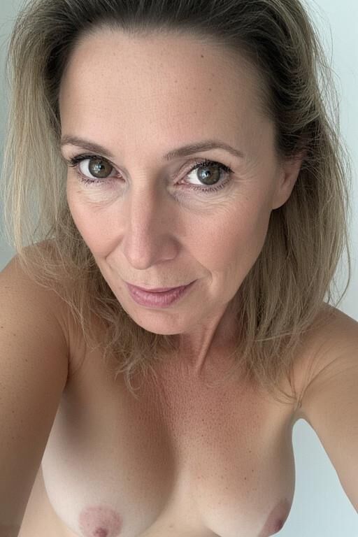 Topless reife Frauen