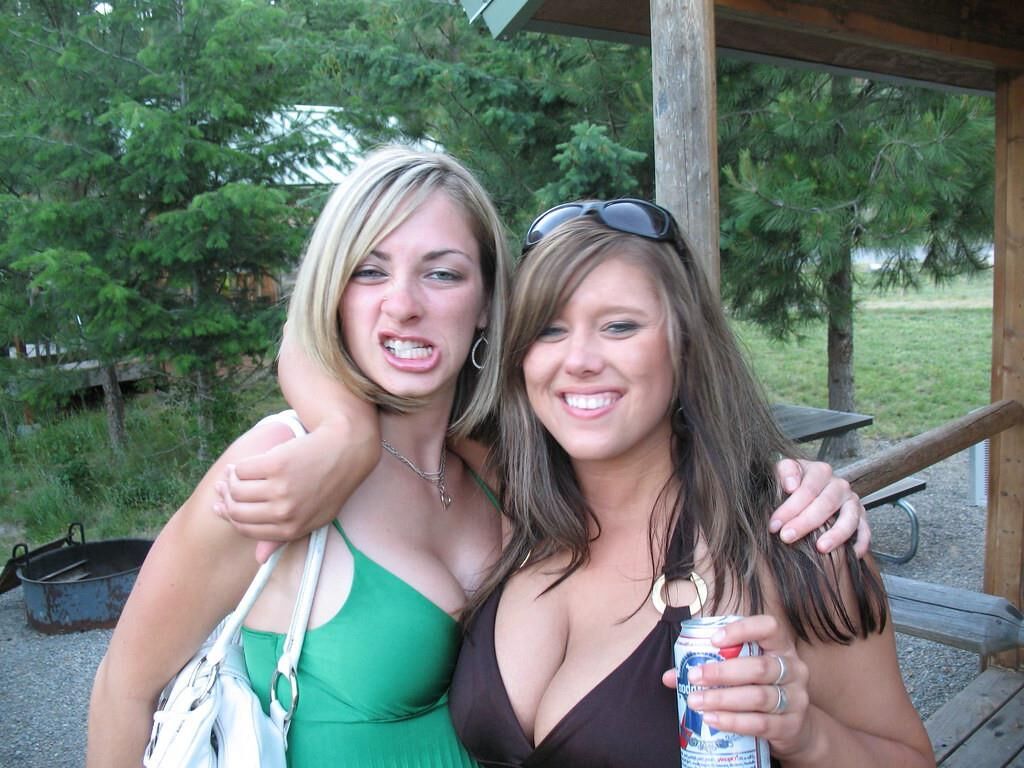 Lindas mulheres construídas para causar problemas (Young e Thicc)