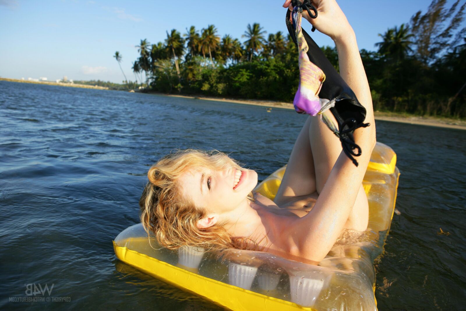 Alisa G Blonde Ukrainien Beauté nue sur un radeau gonflable