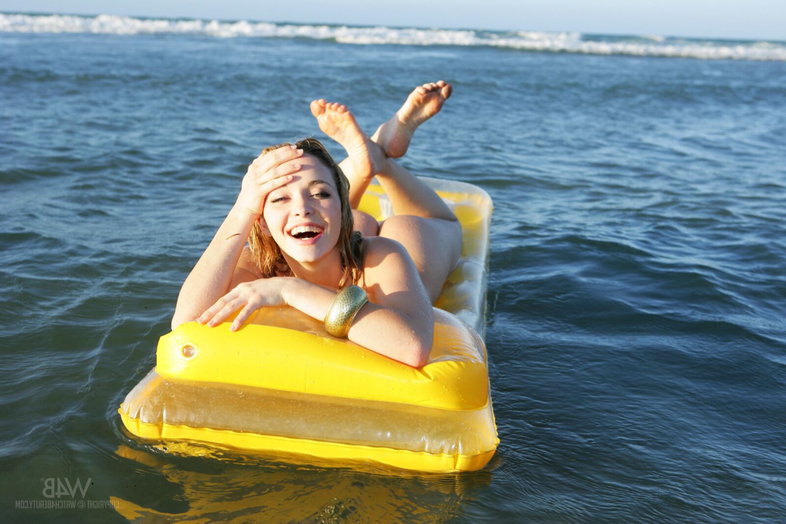 Alisa G Blonde Ukrainien Beauté nue sur un radeau gonflable