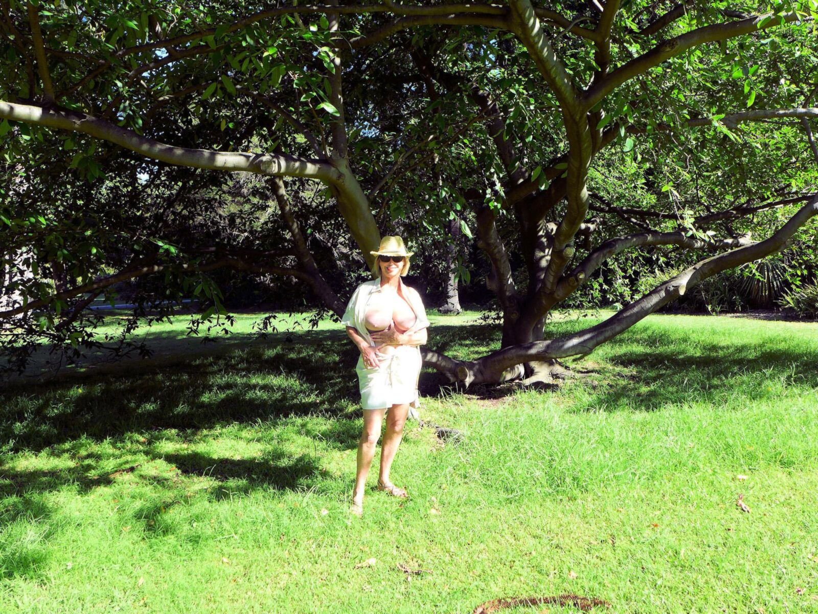 Jardins et parcs: charmante dame Diane nue à l'extérieur!