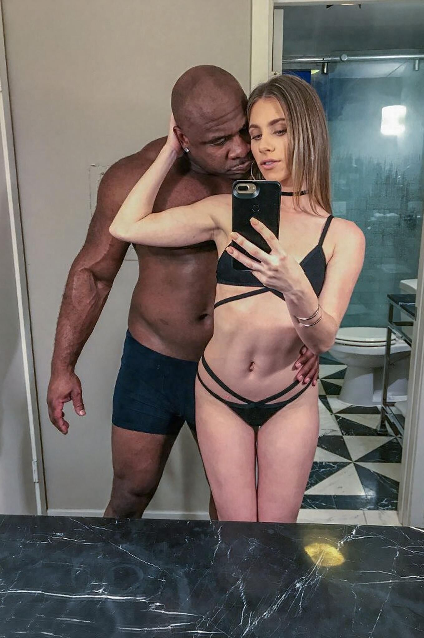 ブラックブルズでポーズをとるセクシーな悪役[]