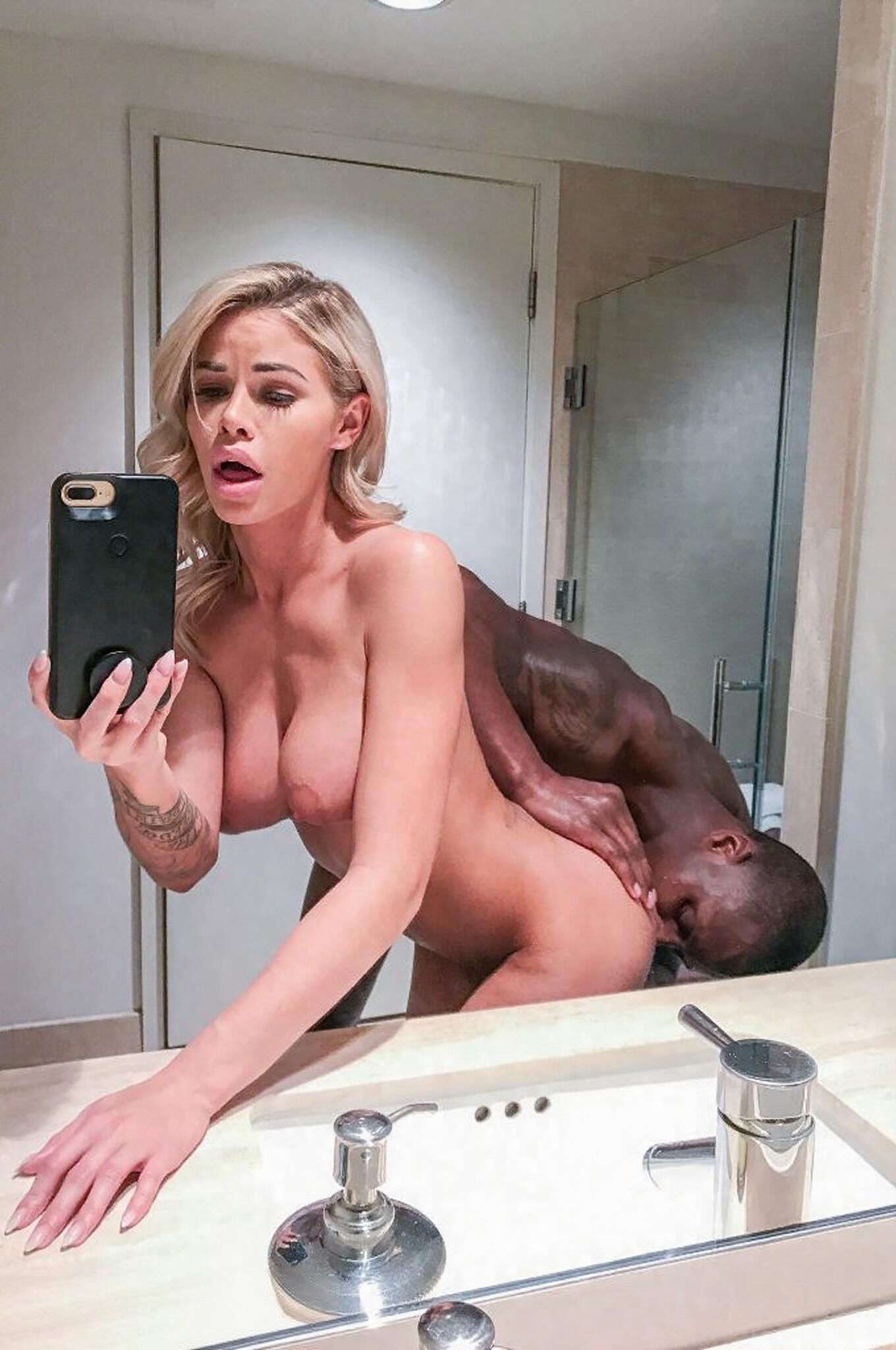 ブラックブルズでポーズをとるセクシーな悪役[]