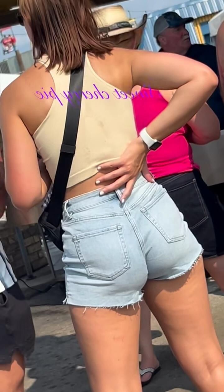 Você foderia a bunda dessa esposa na frente do marido?