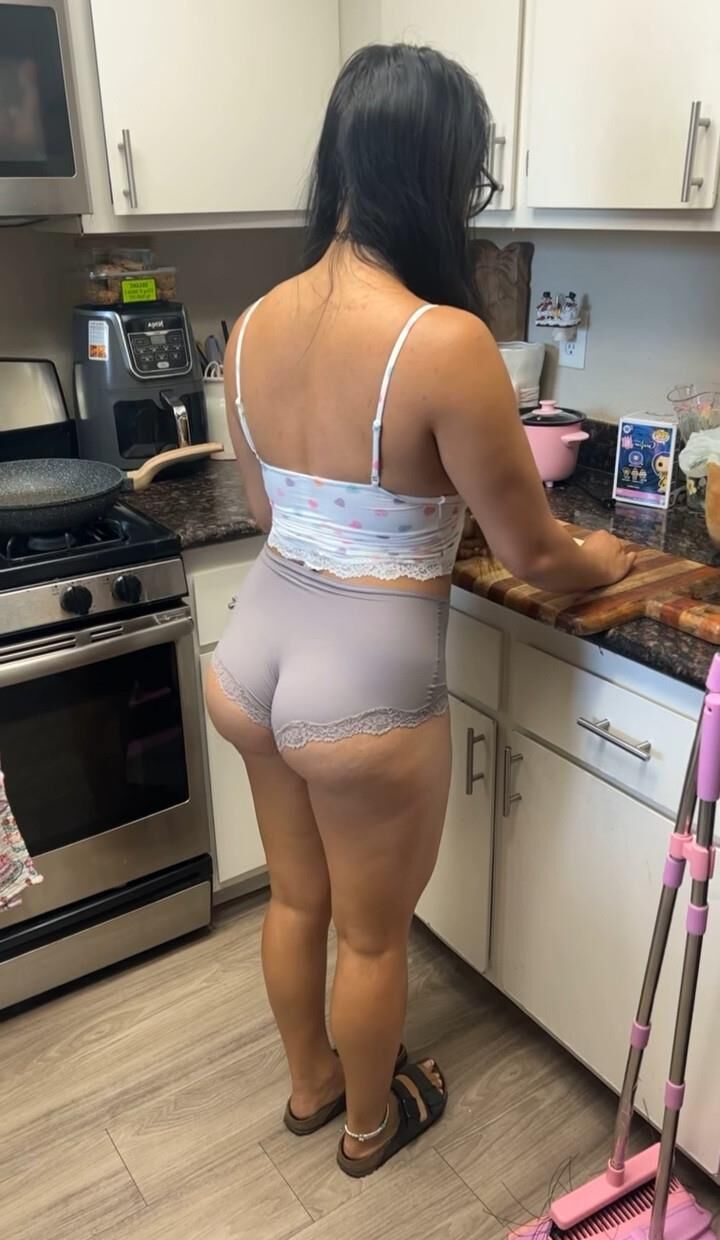 Você foderia a bunda dessa esposa na frente do marido?