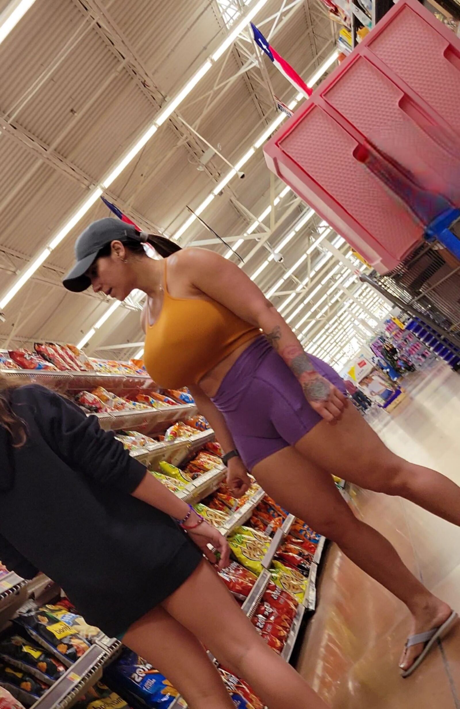 Candid Yiny Leon Yinyleon em pequenos shorts