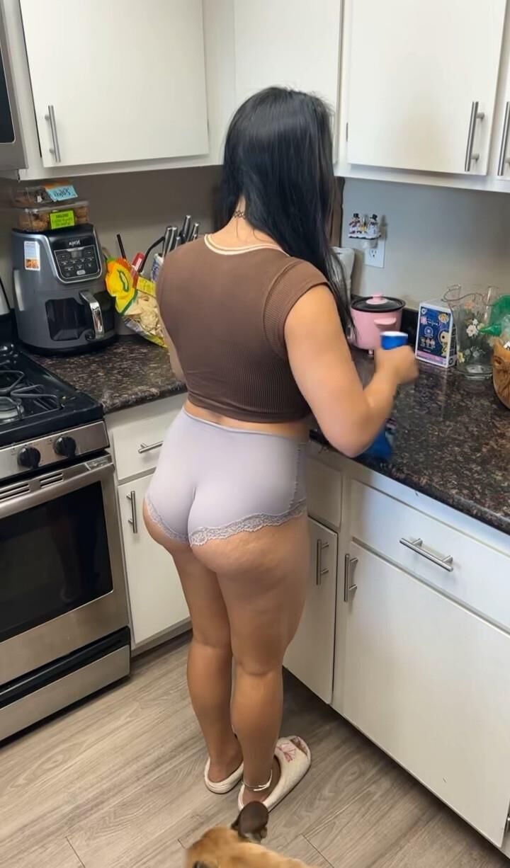 Você foderia a bunda dessa esposa na frente do marido?