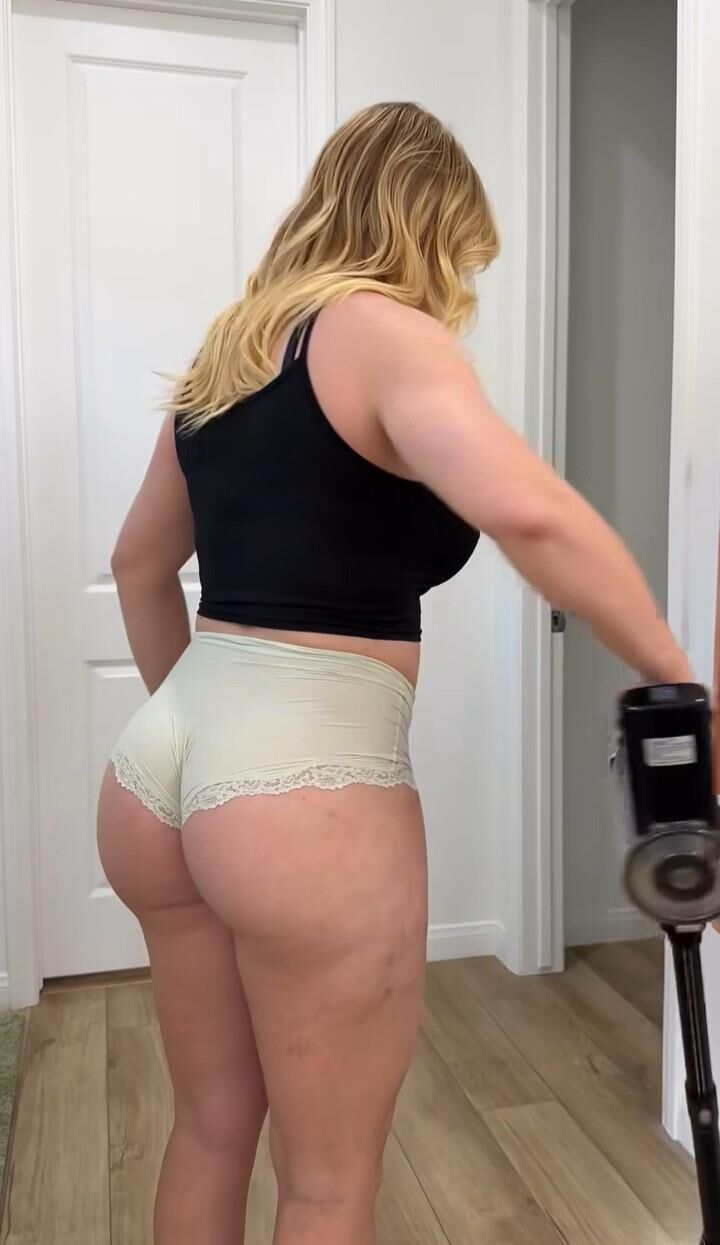 Você foderia a bunda dessa esposa na frente do marido?