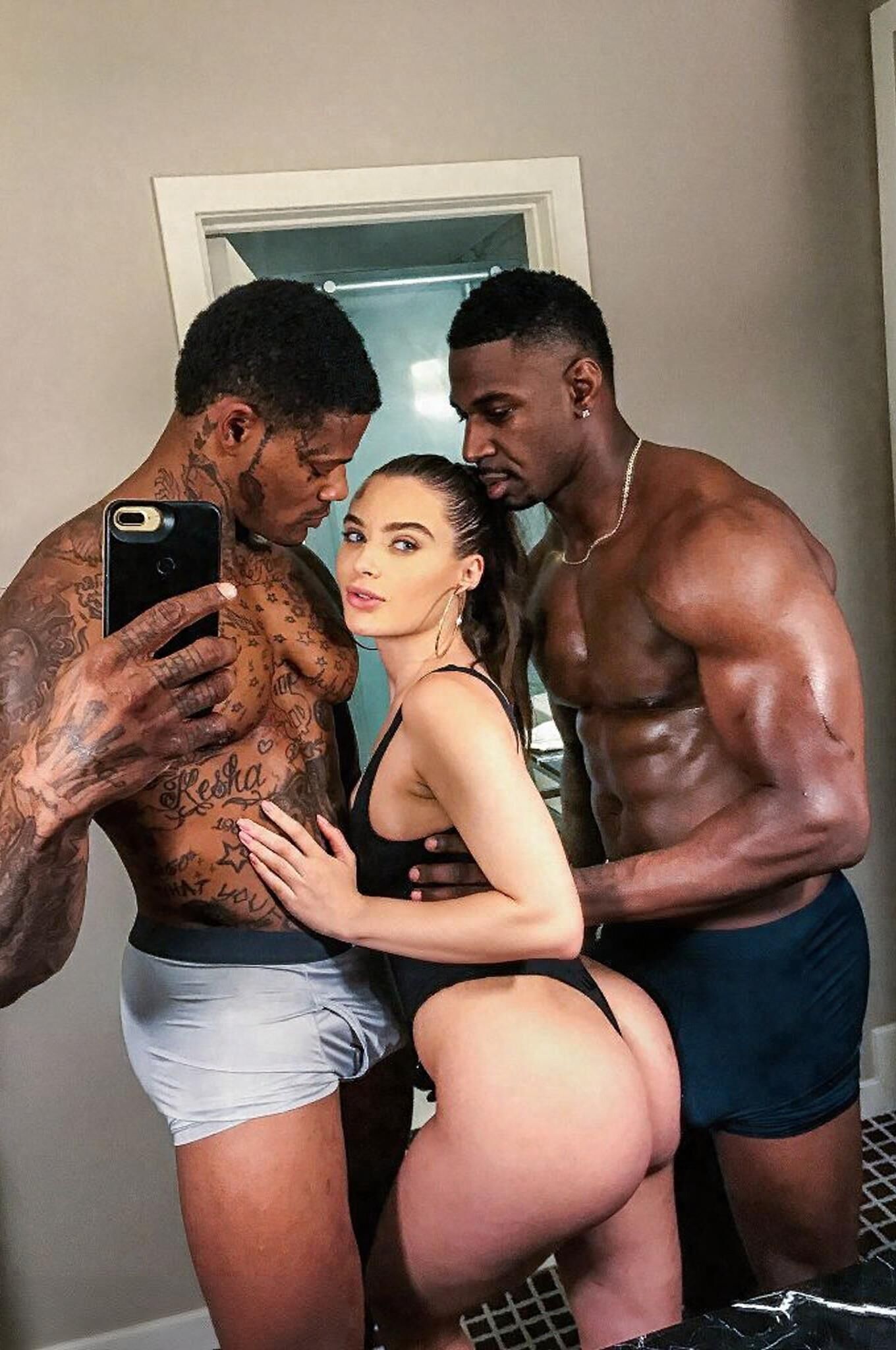 ブラックブルズでポーズをとるセクシーな悪役[]