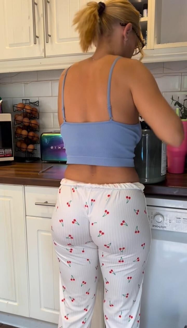 Você foderia a bunda dessa esposa na frente do marido?