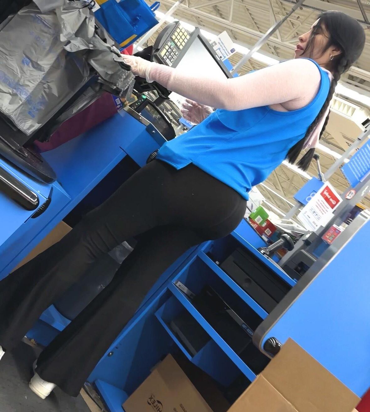 Latina milf com grande bunda trabalhando em w mart