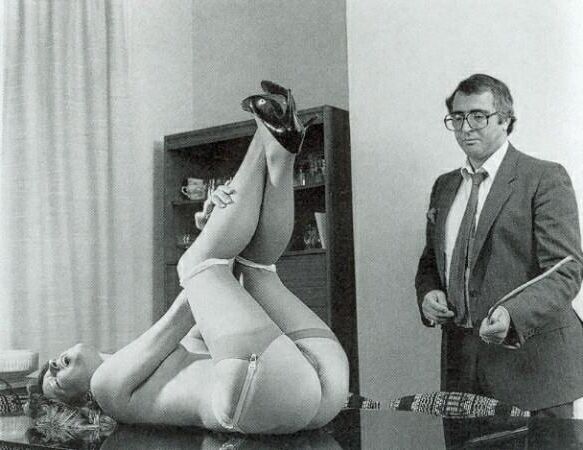 Retro Spanking Blushes Ficting na mesa