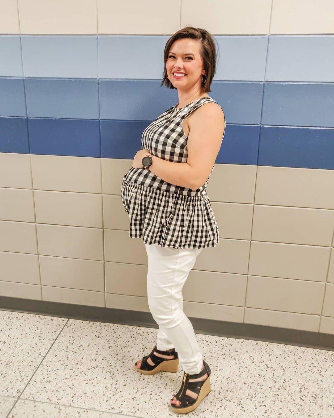 Linda esposa maestra y MILF para comentarios.