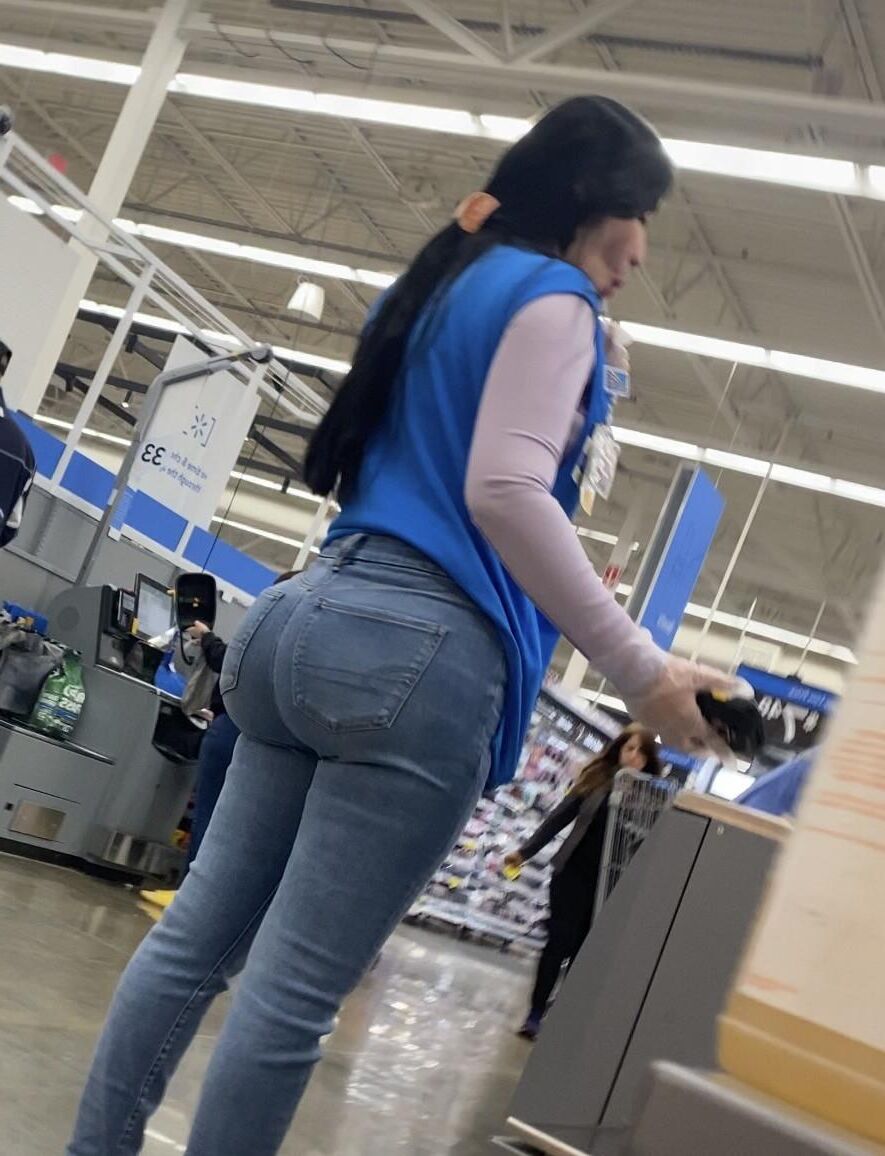 Latina milf com grande bunda trabalhando em w mart