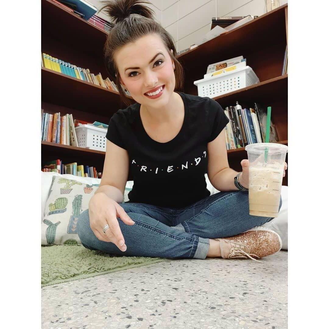 Linda esposa maestra y MILF para comentarios.