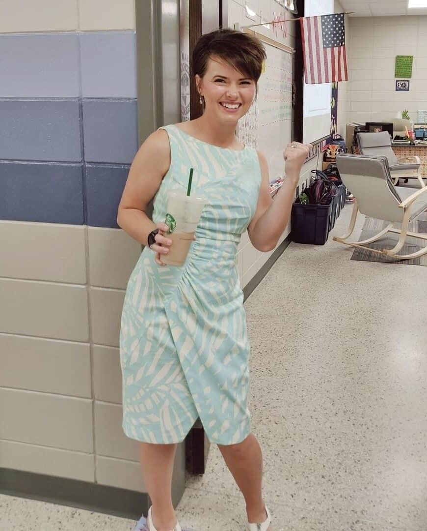 Linda esposa maestra y MILF para comentarios.