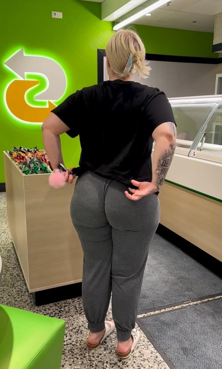 Você foderia a bunda dessa esposa na frente do marido?