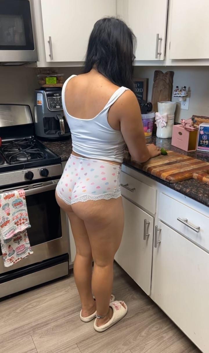 Você foderia a bunda dessa esposa na frente do marido?