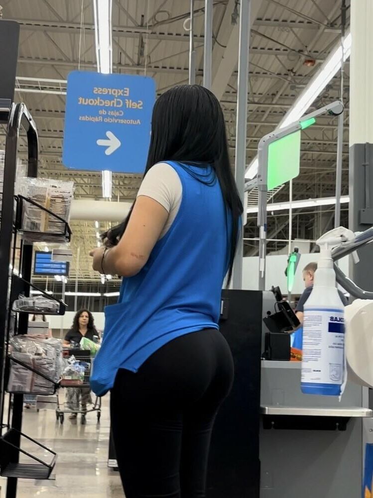 Latina milf com grande bunda trabalhando em w mart