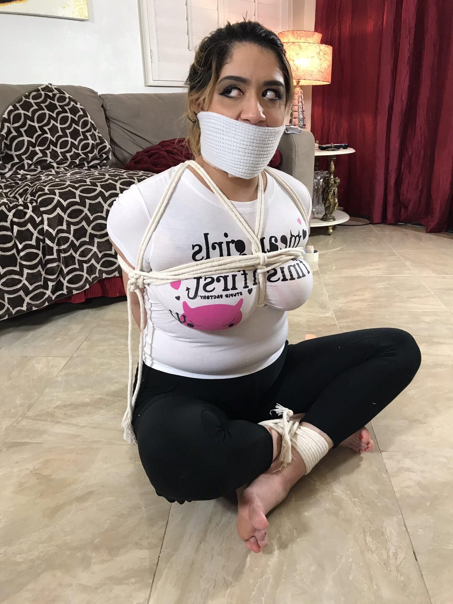 Modelo de Bondage Olivia Nicolette