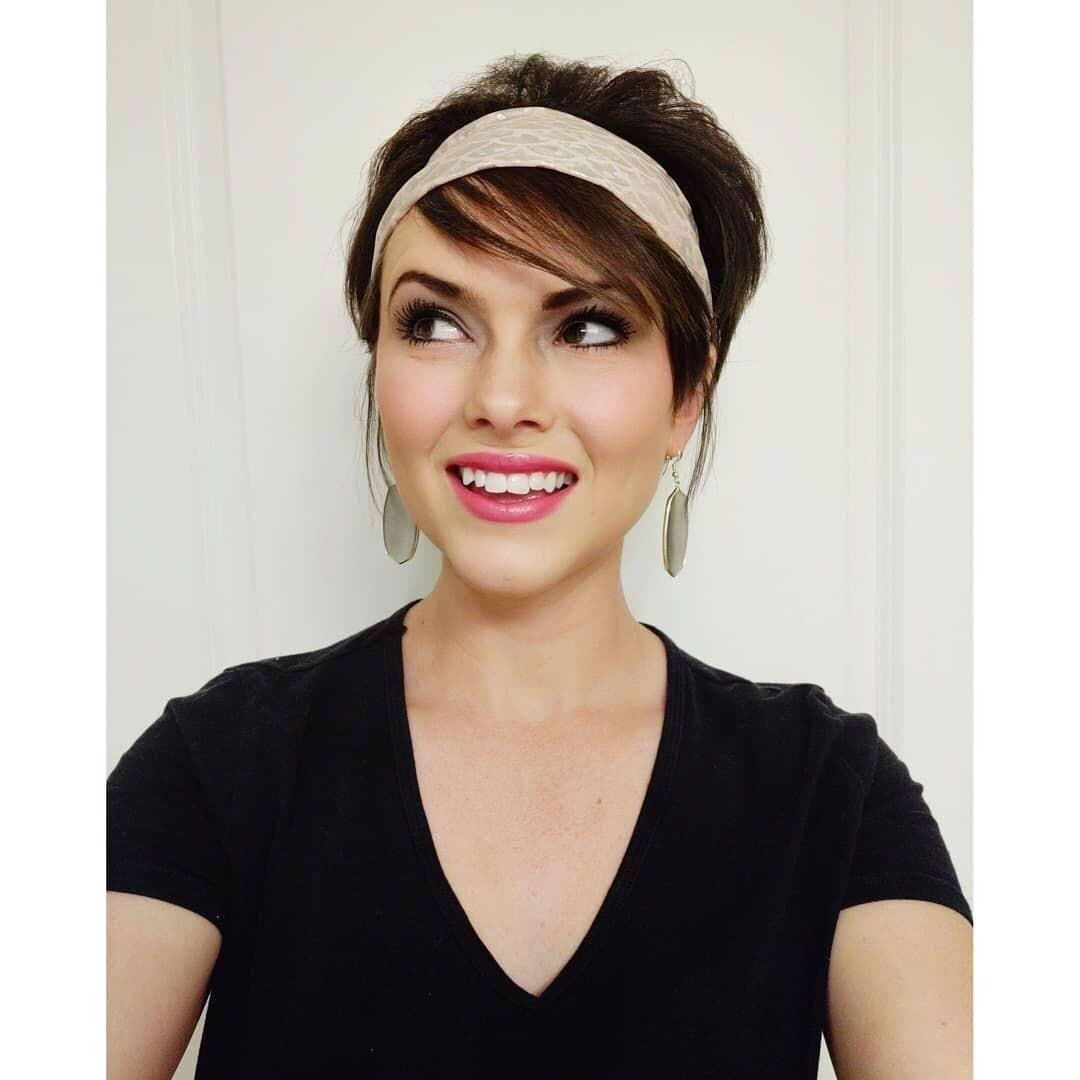 Linda esposa maestra y MILF para comentarios.